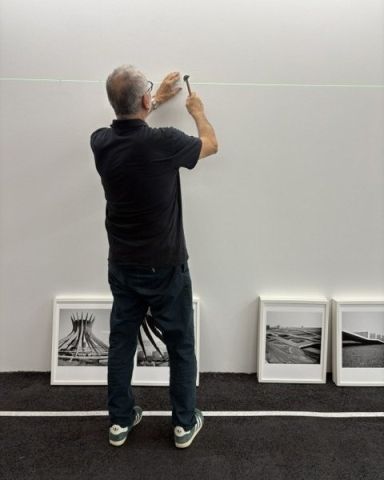 Publication Instagram : Niveau, mètre, crayon… et Niemeyer au mur. 🔨 @jmdaubaphotographies, commissaire de l’exposition, nous aide à…